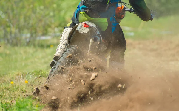 Szakmai motocross versenyző az úton. Hátulnézet. — Stock Fotó