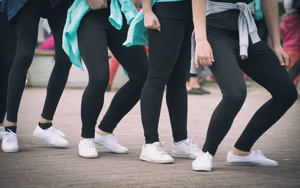 Groupe d'adolescentes dansant dans la rue . — Photo