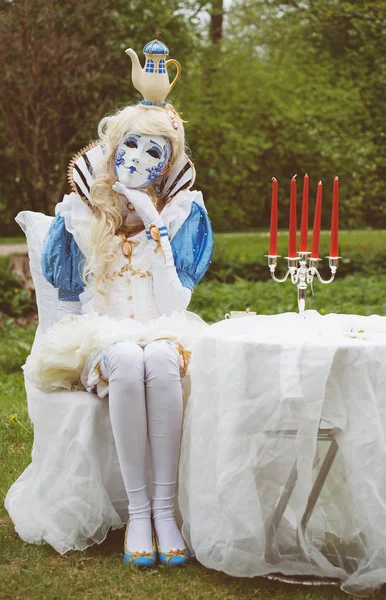 Frau in venezianischer Maske beim Straßenkarneval nicht wiederzuerkennen. — Stockfoto