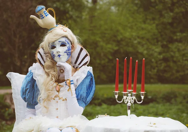 Frau in venezianischer Maske beim Straßenkarneval nicht wiederzuerkennen. — Stockfoto