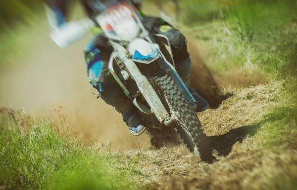 Szakmai motocross versenyző az úton. — Stock Fotó