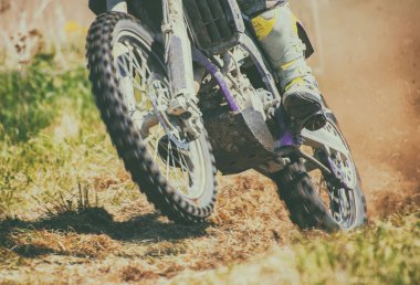 Yolun üzerinde profesyonel motocross binici.