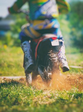 Profesyonel motocross binici yolda. Arkadan Görünüm.
