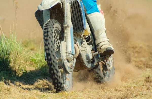 Professionell motocrossförare på vägen. — Stockfoto