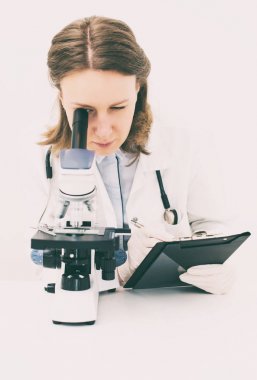 Laboratuarda mikroskop kullanarak doktor. Metin için yer.
