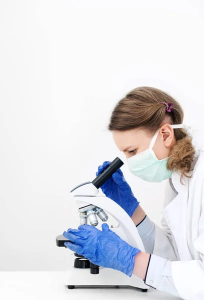 Médico usando microscópio em laboratório. Espaço para texto . — Fotografia de Stock