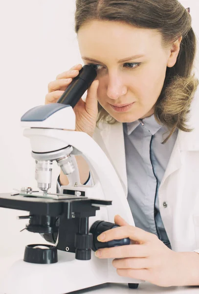 Wetenschapper die Microscoop in Laboratorium gebruikt. — Stockfoto