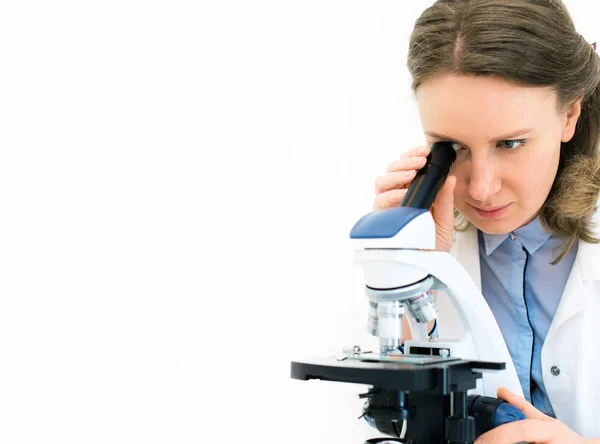 Cientista usando microscópio em laboratório. Espaço para texto . — Fotografia de Stock