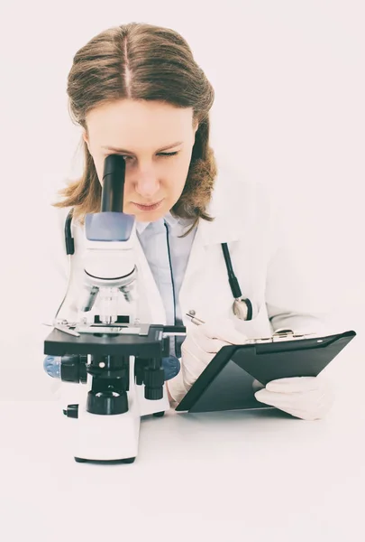 Dottore che usa il microscopio in laboratorio. Spazio per testo . — Foto Stock