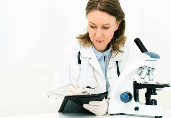 Risultati di scrittura medica del test in laboratorio . — Foto Stock