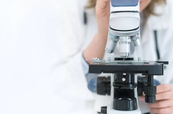 Wetenschapper met behulp van de Microscoop in laboratorium. Ruimte voor tekst. — Stockfoto