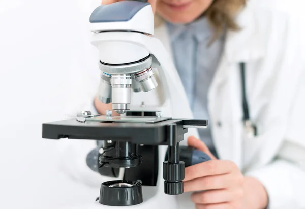 Scienziato che utilizza il microscopio in laboratorio. — Foto Stock