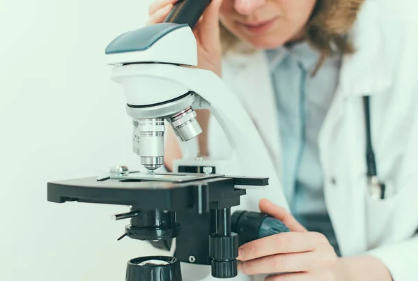 Wetenschapper die Microscoop in Laboratorium gebruikt. — Stockfoto