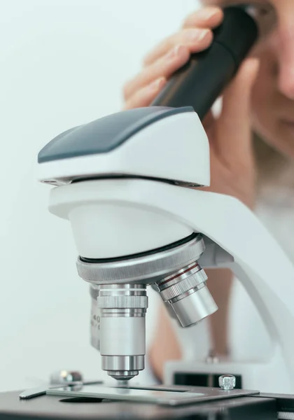 Wetenschapper die Microscoop in Laboratorium gebruikt. — Stockfoto