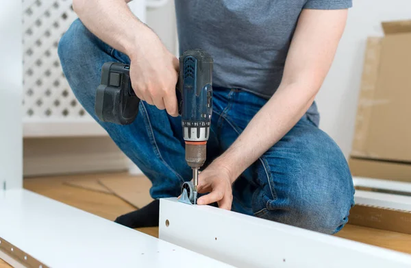 Tamirci vida silah kullanma. Yakın çekim görünümü.