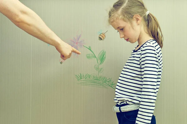 壁紙を台無しに小さな女の子と彼女の父親は怒っています。. — ストック写真