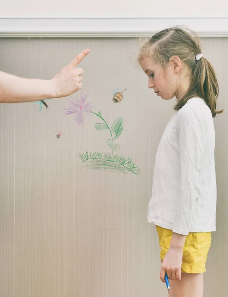 Menina estragou o papel de parede e seu pai está com raiva . — Fotografia de Stock