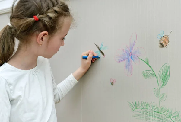 Menina desenho no papel de parede com lápis . — Fotografia de Stock