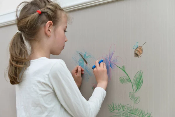 Meisje op het behang tekenen met potlood. — Stockfoto