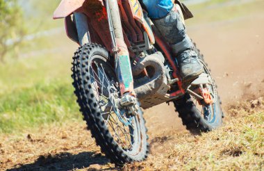 Yolun üzerinde profesyonel motocross binici.
