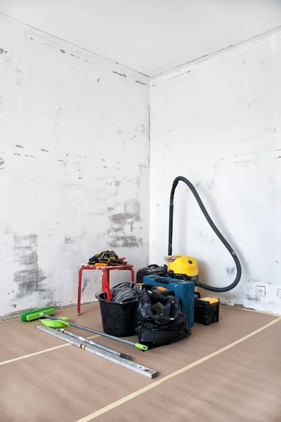 部屋の改装。掃除機とツール. — ストック写真