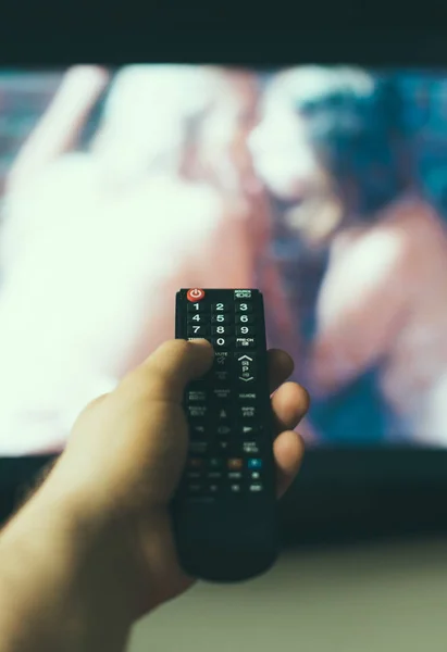 Чоловік дивиться еротичний фільм для дорослих по телевізору . — стокове фото