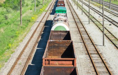 Tren istasyonu görünümü ile vagonlar.