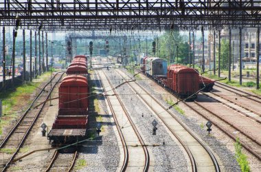 Tren istasyonu görünümü ile vagonlar.