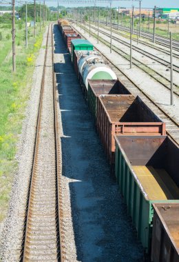 Tren istasyonu görünümü ile vagonlar.
