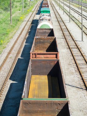 Tren istasyonu görünümü ile vagonlar.