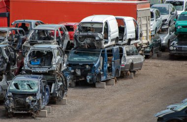 Hurda bahçesinde eski araçlar.