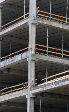 Büyük inşaat alanında iskele binası ile.