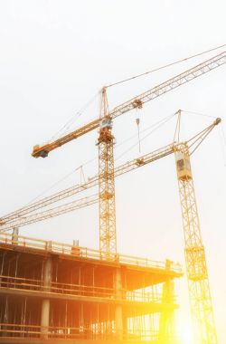 Kentin endüstriyel İnşaat vinçleri.