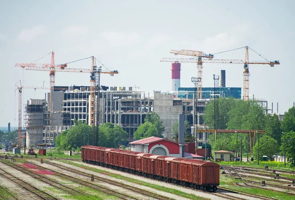 Construção de um grande centro comercial e ferrovia . — Fotografia de Stock