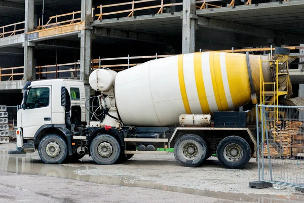 Betonnen mixer truck op bouwplaats. — Stockfoto