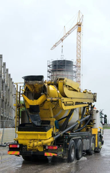 Betonnen mixer truck op bouwplaats. — Stockfoto