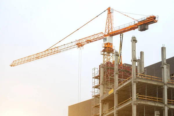 Industriebaukran in der Stadt. — Stockfoto