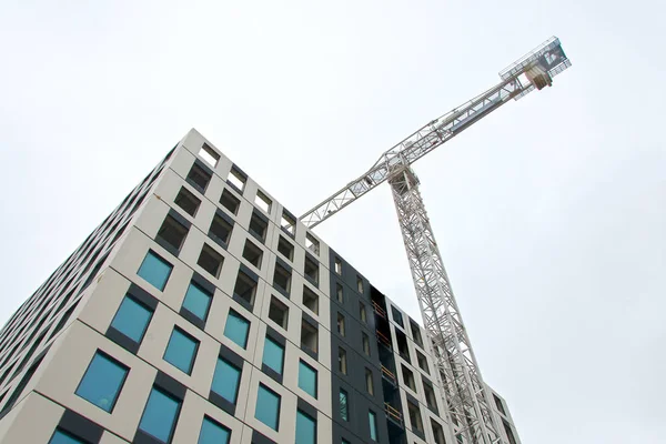 Industriebaukran in der Stadt. — Stockfoto