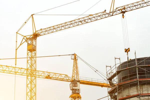 Industrial construction cranes in the city. — Stock Photo, Image