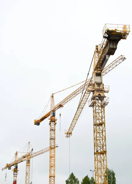 Industrial construction cranes in the city. — Stock Photo, Image