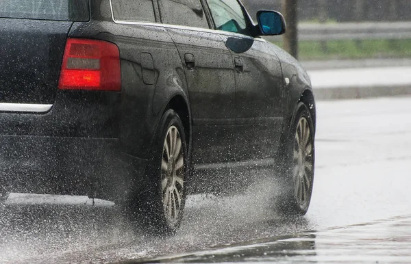 Auto na koni po ulici v dešti. — Stock fotografie