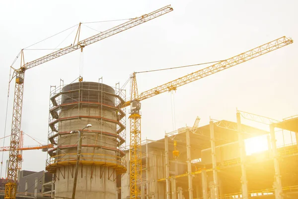 Grúas de construcción industrial en la ciudad . — Foto de Stock