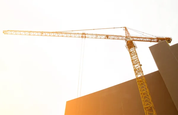 Industrial construction crane in the city. — Stock Photo, Image