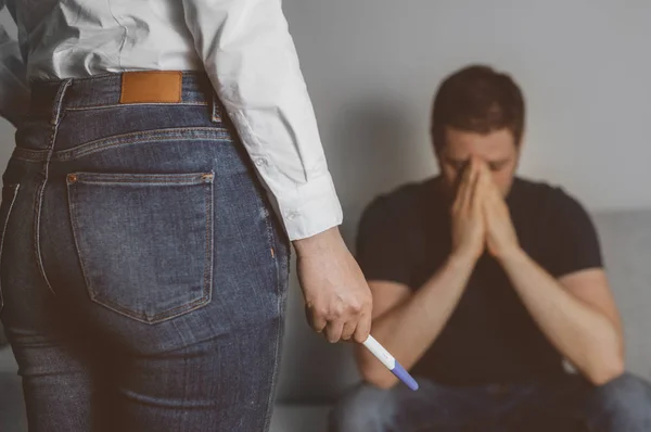 Girl with pregnancy test in front of sad boyfriend. — Stock Photo, Image