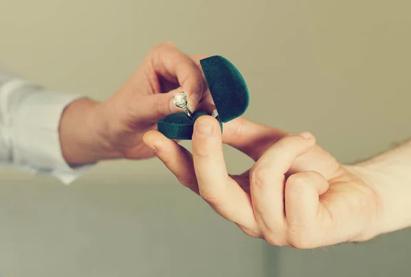 Hombre haciendo propuesta en una cita con su novia . — Foto de Stock