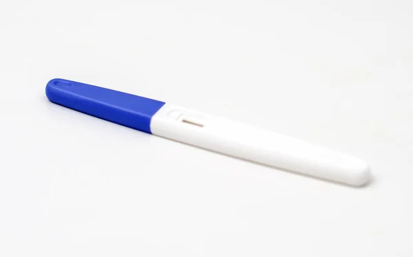 Пластиковий тест на вагітність на столі . — стокове фото