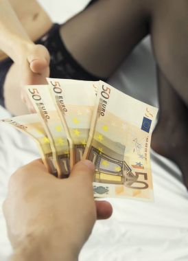 Fahişe onun iş için para alır.