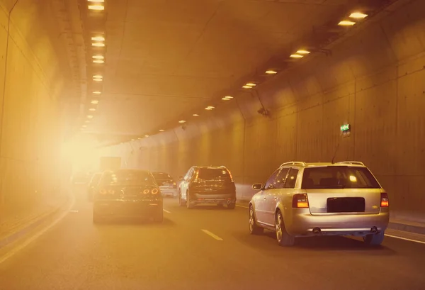Autók haladnak át az alagúton. — Stock Fotó