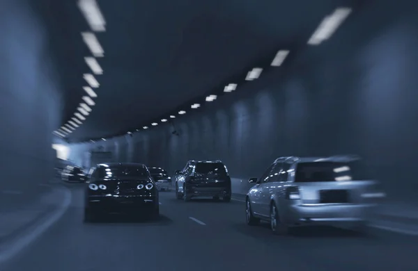 车辆驶过隧道. — 图库照片