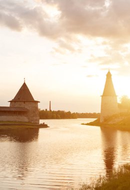 Yüksek ve günbatımı üzerinde düz Pskov kale kuleleri.
